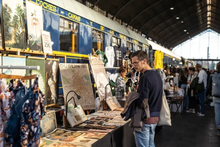 mercado callejero con ropa vintage san antonio oeste