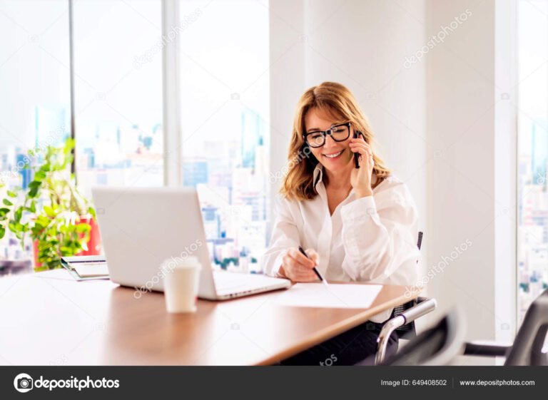 mujer profesional en oficina moderna