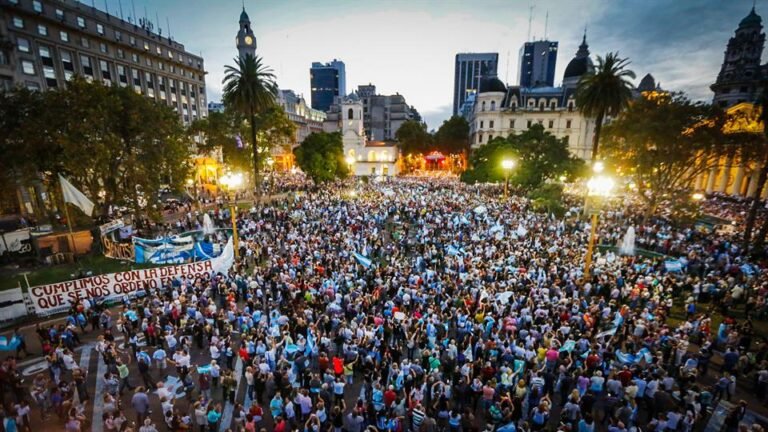En qué afecta estar afiliado a un partido político en Argentina 2 multitud con banderas argentinas y politicos