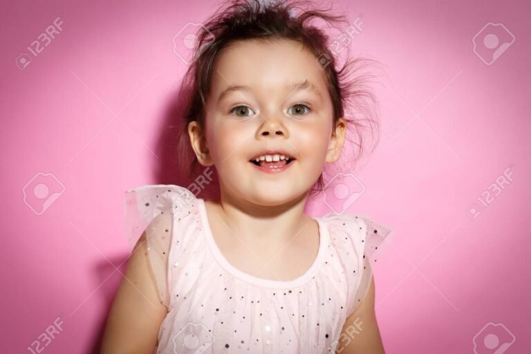 nina sonriente con vestido colorido feliz