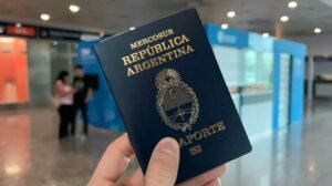 nino con pasaporte y mapa argentina