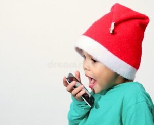 nino llamando a papa noel con telefono