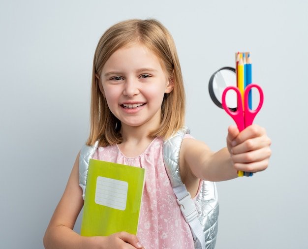 La ayuda escolar se cobra todos los meses en Argentina 6 ninos estudiando con mochila y utiles escolares