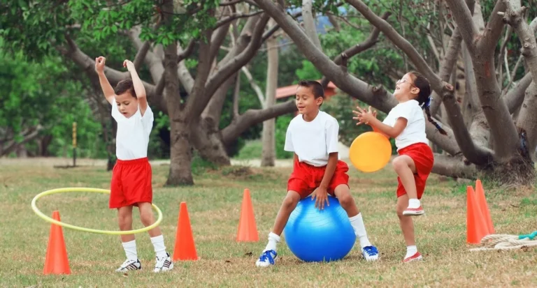 ninos jugando en clase de educacion fisica