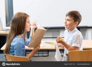 ninos leyendo y discutiendo en aula