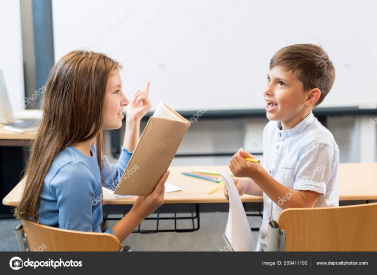 ninos leyendo y discutiendo en aula