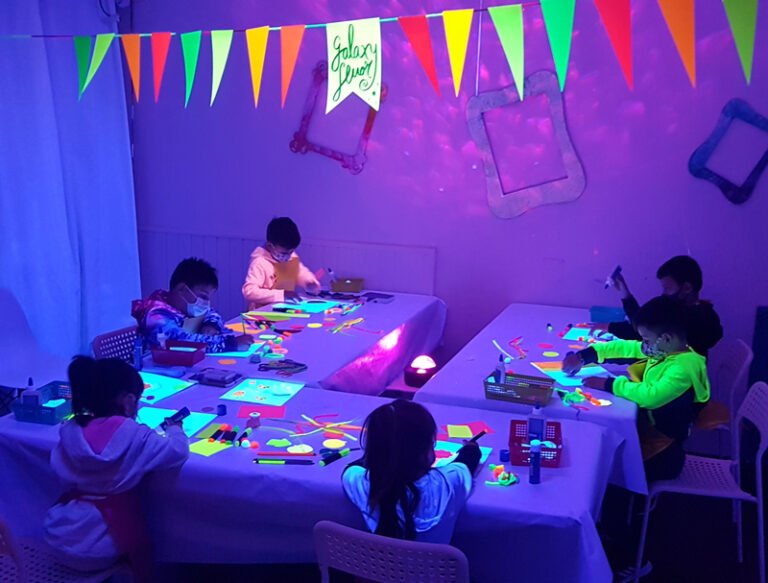 Cómo enseñar a los niños sobre Xul Solar con actividades divertidas 24 ninos pintando con colores vivos en taller