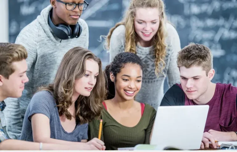 ninos y adolescentes estudiando en linea juntos