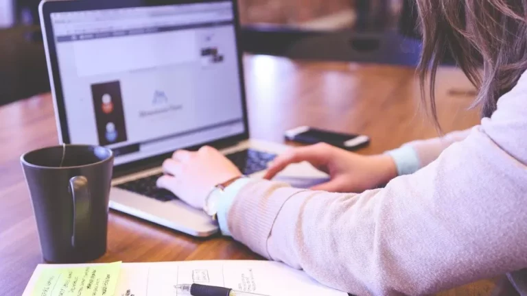 Cómo puedo trabajar en Google Argentina desde casa y qué requisitos piden 19 oficina en casa con laptop y logo google