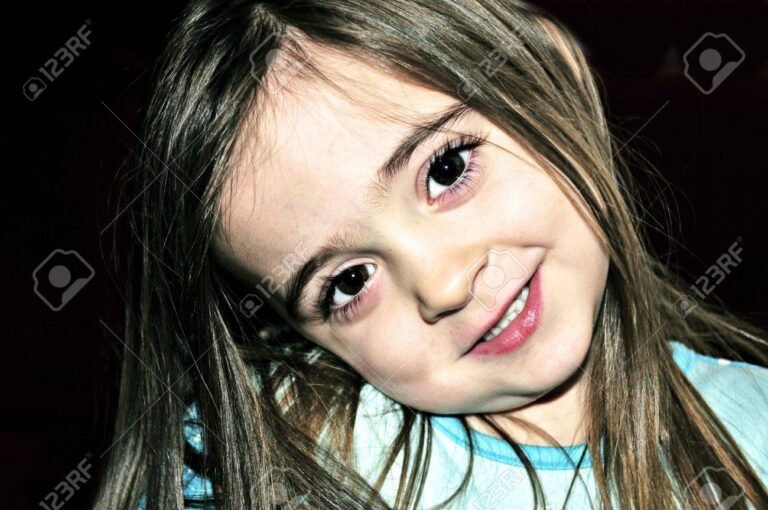 ojos grandes y brillantes en rostro sonriente