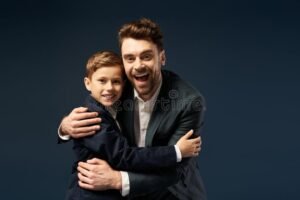 padre abrazando a hijo en nuevo comienzo