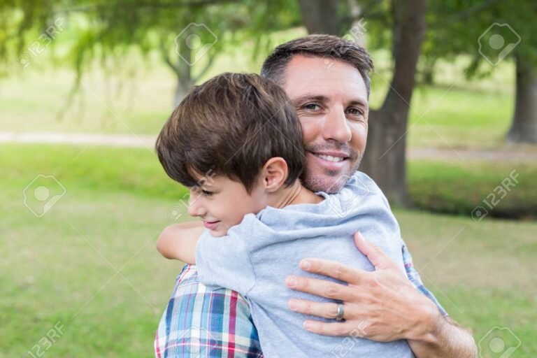 padre e hijo abrazandose en parque