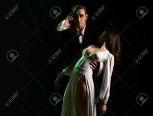 pareja abrazandose en escena teatral romantica