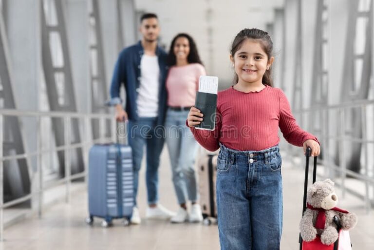 Cuáles son los requisitos para que un menor salga del país legalmente 6 pasaporte infantil y maleta en aeropuerto