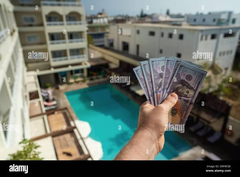 persona celebrando con billetes y boleto quiniela