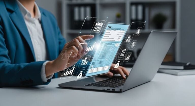 persona completando formulario en computadora 1