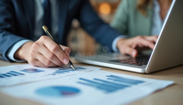 Cómo puedo recuperar el número de trámite si perdà mi DNI 11 persona consultando documentos en computadora