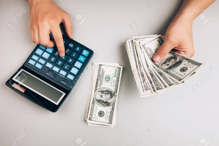 persona contando dinero con calculadora financiera