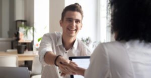 persona entregando curriculum en oficina moderna toyota