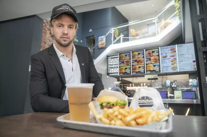 persona entregando curriculum en restaurante burger king