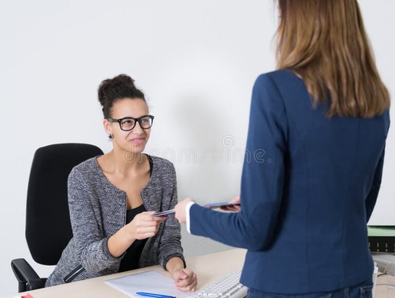 Cómo pedir autorización al BCRA para comprar dólares en Argentina 17 persona entregando documentos en banco moderno