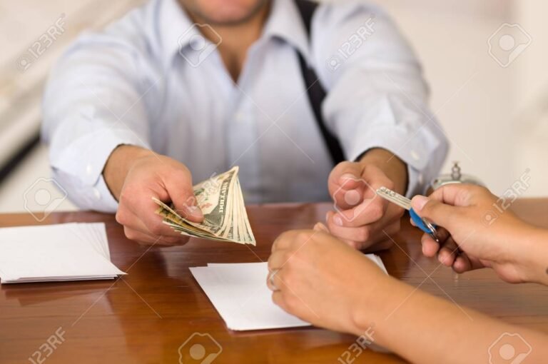 persona entregando factura a funcionario oficial