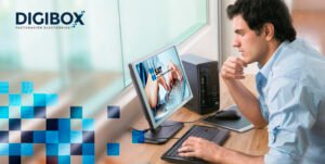 persona entregando factura en oficina tributaria