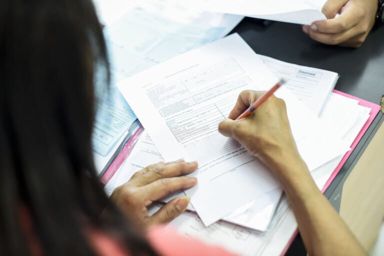 Cómo Hacer Una Denuncia Efectiva Al Servicio De Consumidor 13 persona escribiendo denuncia en oficina de atencion