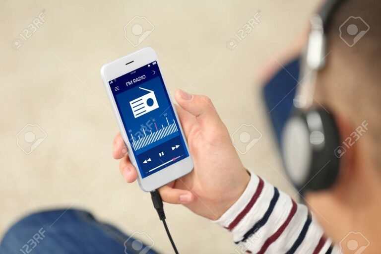 persona escuchando radio en celular moderno