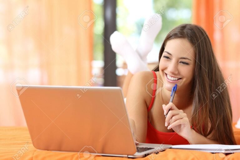 Qué carreras o cursos puedo estudiar en casa en Argentina 19 persona estudiando en computadora portatil hogar