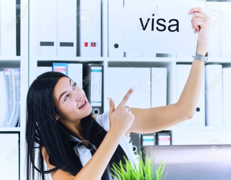 persona feliz con tarjeta visa en mano