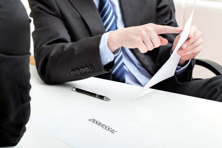 El Seguro de Vida es obligatorio para tramitar ANSES en Argentina 2 persona firmando contrato con fondo anses