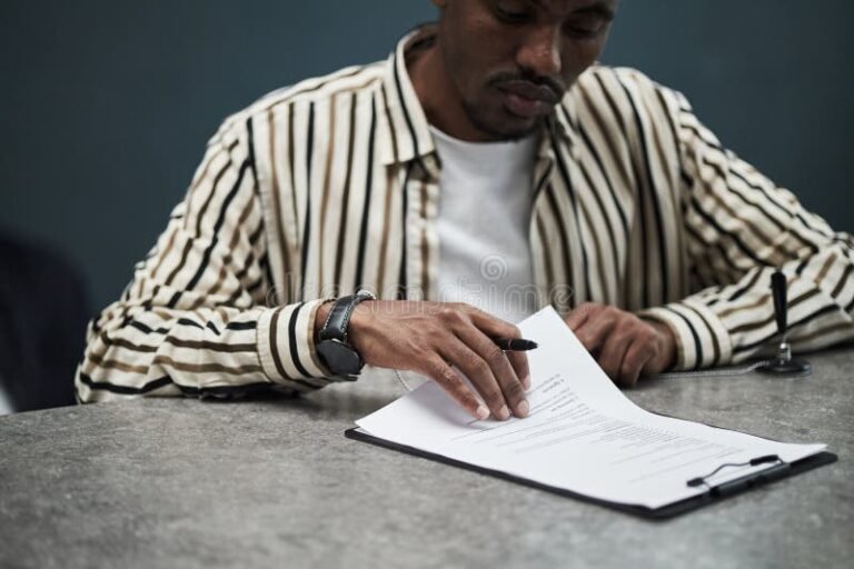 persona firmando documento financiero en oficina