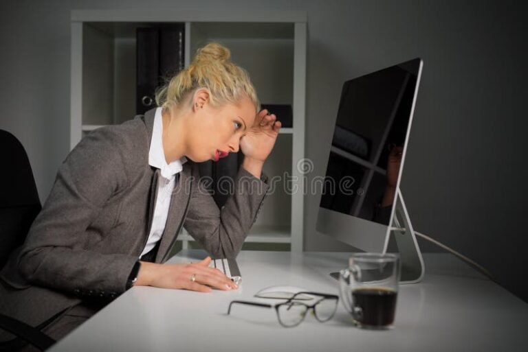 Por Qué No Puedo Sacar Turno Para La VTV Y Cómo Solucionarlo 21 persona frustrada frente a computadora automotor