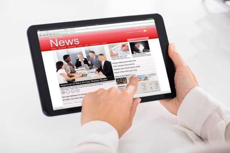persona leyendo noticias en tablet digital