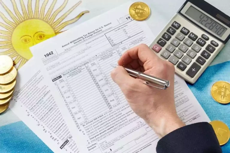 persona llenando formulario con billetes argentinos