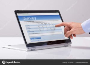 persona llenando formulario en computadora moderna