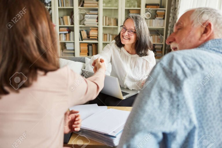 Cómo Solicitar Turnos Para Préstamos en ANSES Jubilados y Pensionados 15 persona mayor consultando documentos financieros
