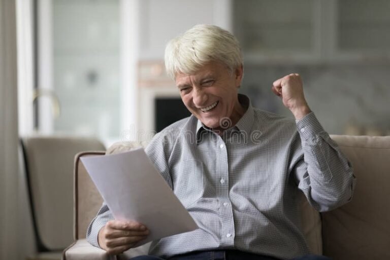 Cuándo Cobro Mi Pensión No Contributiva Según ANSES 11 persona mayor sonriente con documento oficial