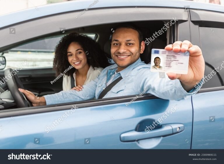 persona mostrando documento de identificacion y auto