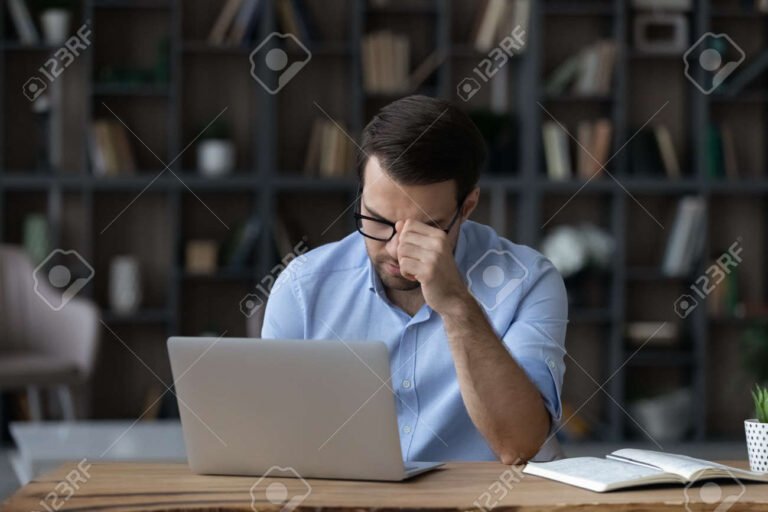 persona pensando frente a escritorio vacio laboral