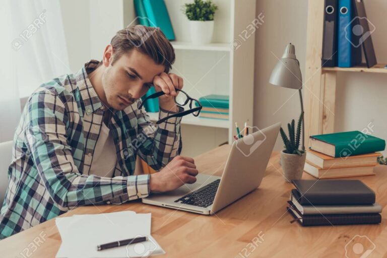 Qué Test Puedo Hacer Para Elegir La Carrera Que Me Conviene 15 persona pensando frente a libros y computadora