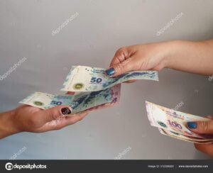 persona recibiendo dinero en mano argentina
