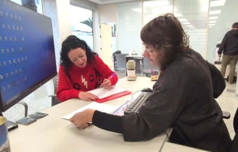 persona recibiendo documento en oficina publica