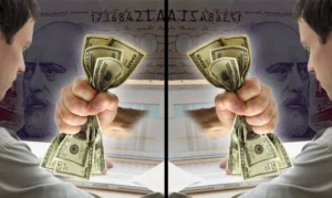 persona recibiendo pago en mano argentina