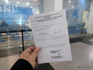 persona renovando pasaporte argentino en oficina