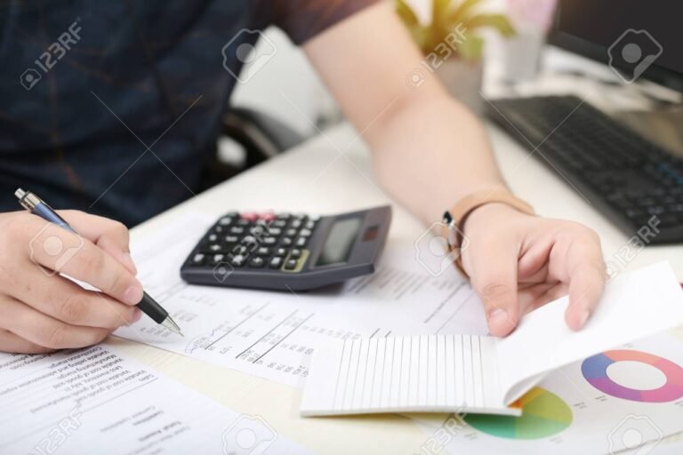 persona revisando cuentas con calculadora sencilla