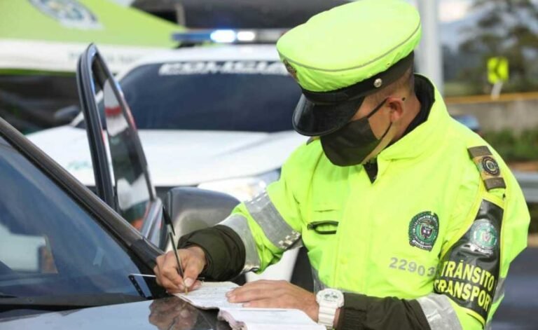 persona revisando documento de multa vial