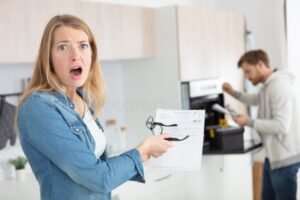 persona revisando factura de electricidad sonriente