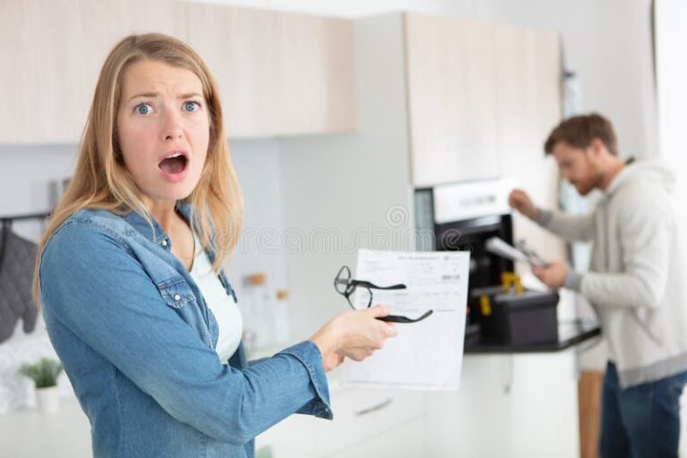 Por qué sube el beneficio de la Tarifa Social y cómo afecta 17 persona revisando factura de electricidad sonriente